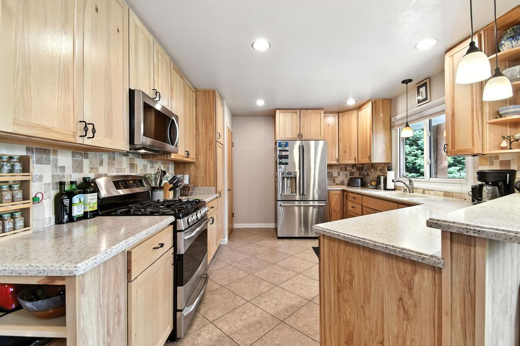 Image 14 of property listing at 1008 Buena Drive, Great Falls, MT 59404