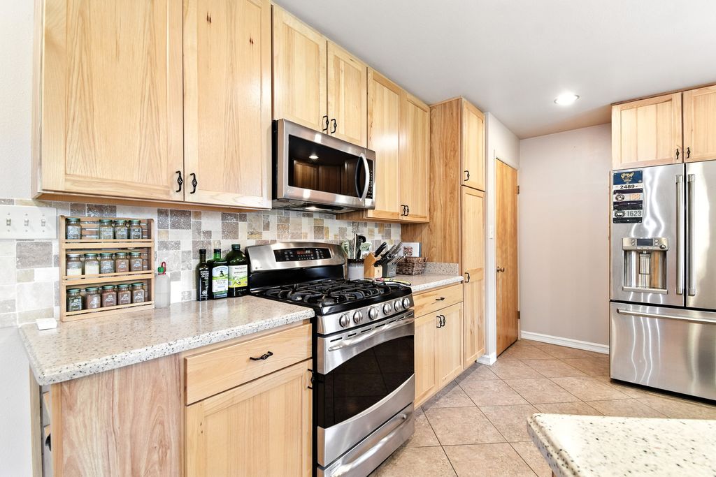 Image 15 of property listing at 1008 Buena Drive, Great Falls, MT 59404