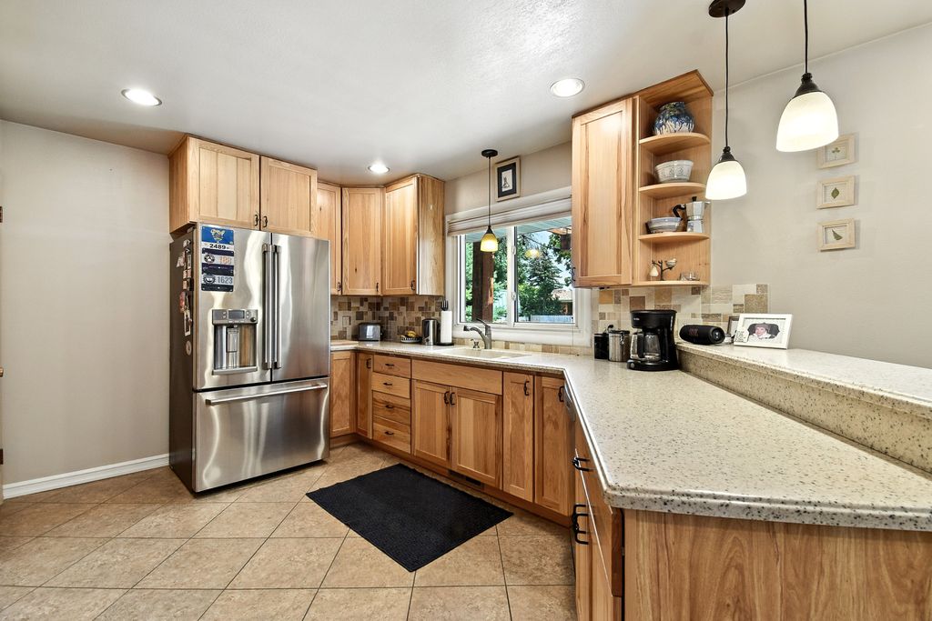 Image 16 of property listing at 1008 Buena Drive, Great Falls, MT 59404