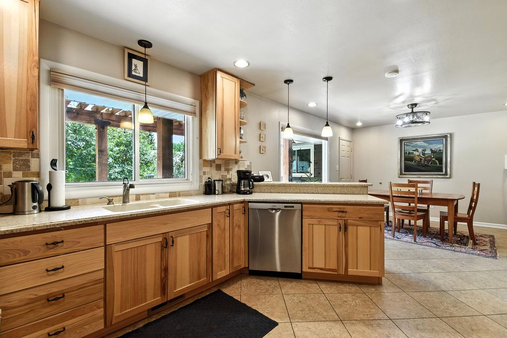 Image 17 of property listing at 1008 Buena Drive, Great Falls, MT 59404