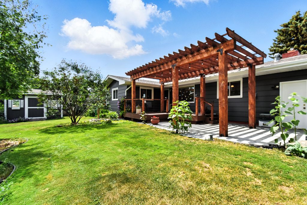 Image 4 of property listing at 1008 Buena Drive, Great Falls, MT 59404