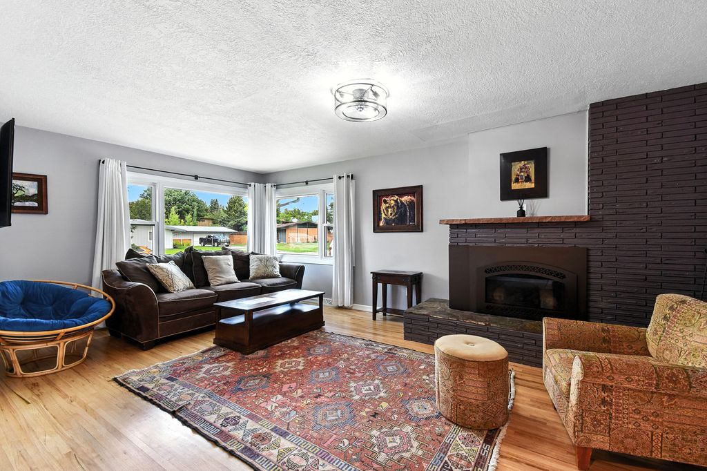 Image 6 of property listing at 1008 Buena Drive, Great Falls, MT 59404