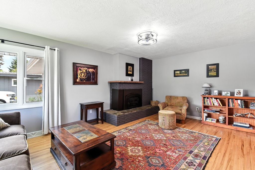 Image 8 of property listing at 1008 Buena Drive, Great Falls, MT 59404
