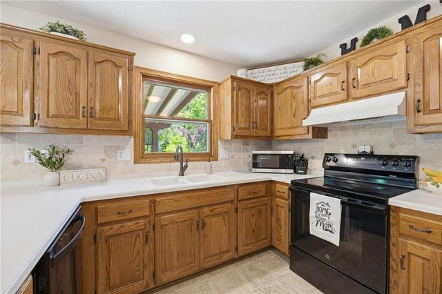 7638 N Pomona Avenue, Kansas City, MO 64152