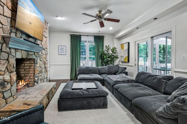 6 St James Place, Chapel Hill, NC 27514