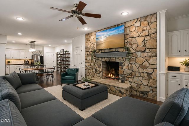 6 St James Place, Chapel Hill, NC 27514