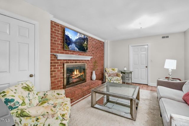 6 St James Place, Chapel Hill, NC 27514