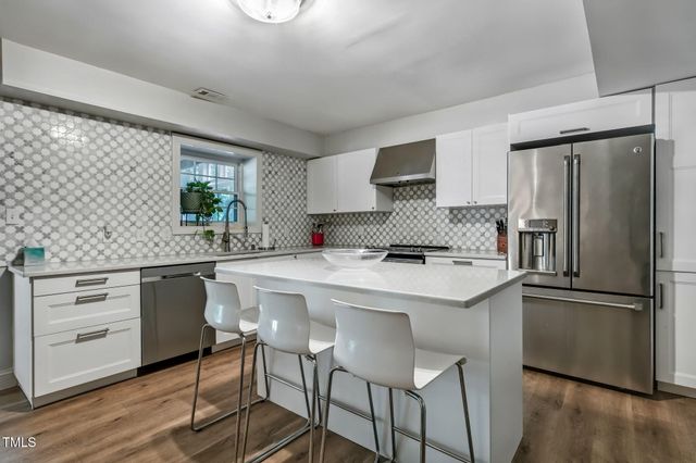 6 St James Place, Chapel Hill, NC 27514