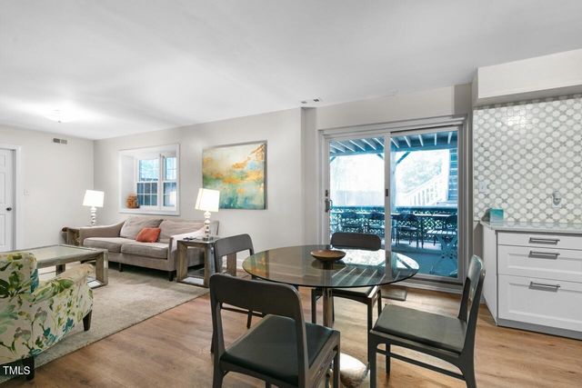 6 St James Place, Chapel Hill, NC 27514