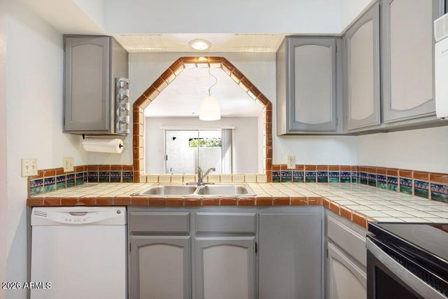 7494 E EARLL Drive 115, Scottsdale, AZ 85251