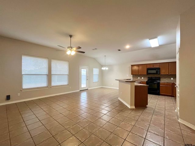 6956 Saga Dr, Flint, TX 75762