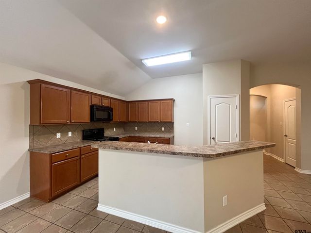 6956 Saga Dr, Flint, TX 75762