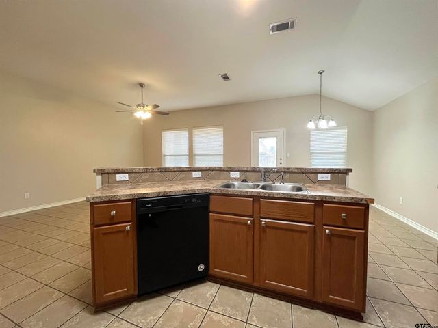 6956 Saga Dr, Flint, TX 75762