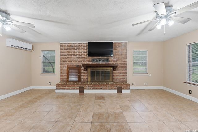 8606 State Highway 123 N, Stockdale, TX 78160