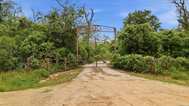 8606 State Highway 123 N, Stockdale, TX 78160