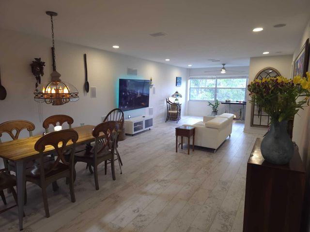 9501 Sunrise Lakes Boulevard 305, Sunrise, FL 33322