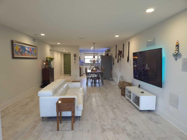 9501 Sunrise Lakes Boulevard 305, Sunrise, FL 33322