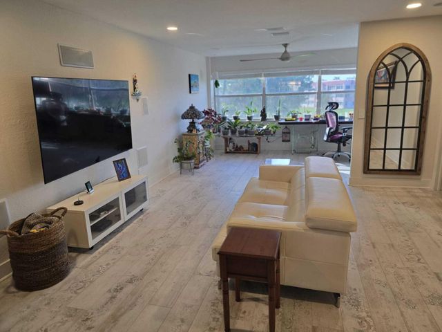9501 Sunrise Lakes Boulevard 305, Sunrise, FL 33322