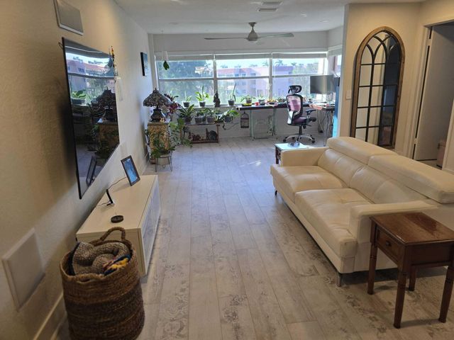 9501 Sunrise Lakes Boulevard 305, Sunrise, FL 33322