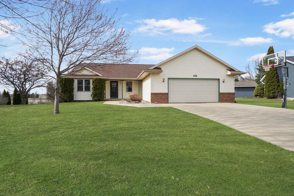 206 Sunset COURT, Mayville, WI 53050