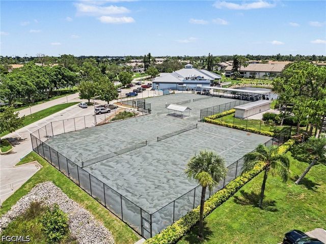 5625 Trailwinds DR 412, Fort Myers, FL 33907