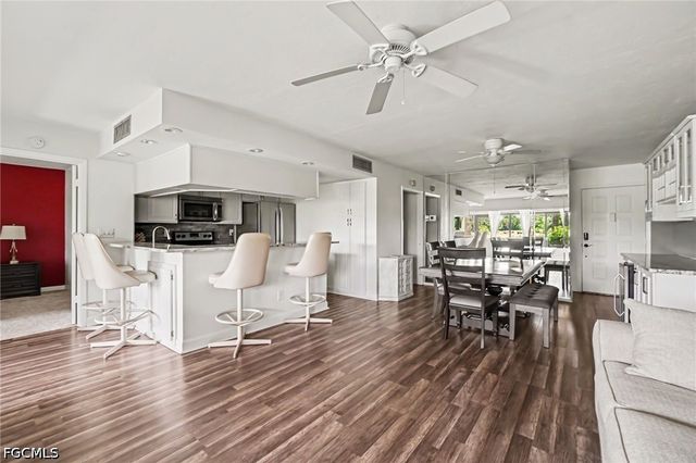 5625 Trailwinds DR 412, Fort Myers, FL 33907
