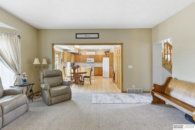 16135 Dewey Avenue, Omaha, NE 68118