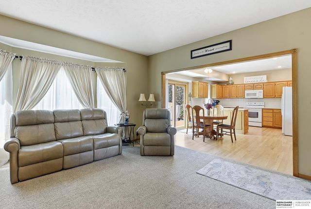 16135 Dewey Avenue, Omaha, NE 68118