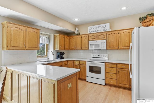 16135 Dewey Avenue, Omaha, NE 68118