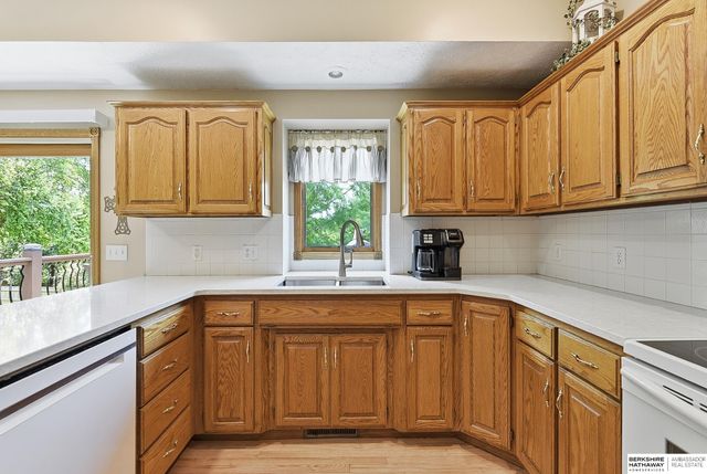16135 Dewey Avenue, Omaha, NE 68118