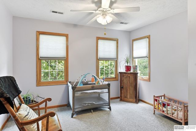 16135 Dewey Avenue, Omaha, NE 68118