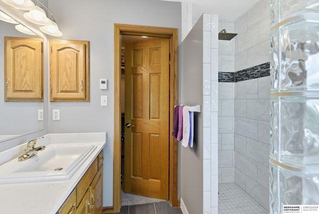 16135 Dewey Avenue, Omaha, NE 68118