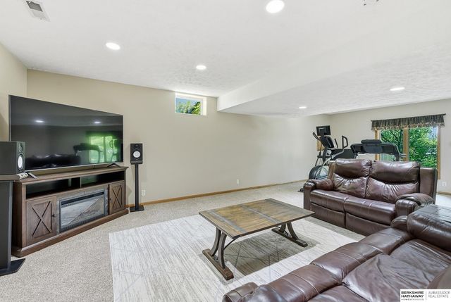 16135 Dewey Avenue, Omaha, NE 68118