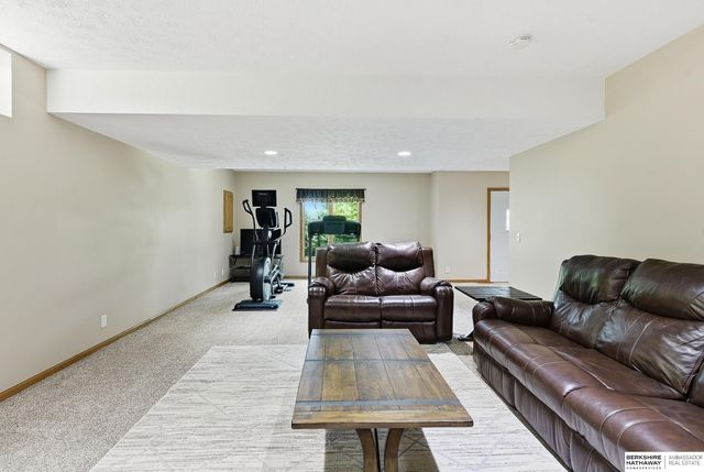 16135 Dewey Avenue, Omaha, NE 68118