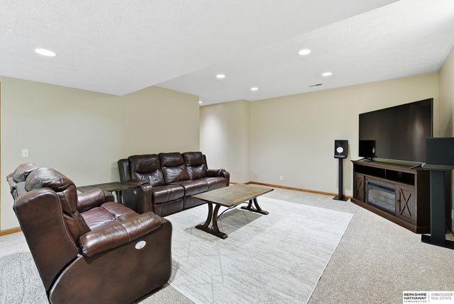 16135 Dewey Avenue, Omaha, NE 68118