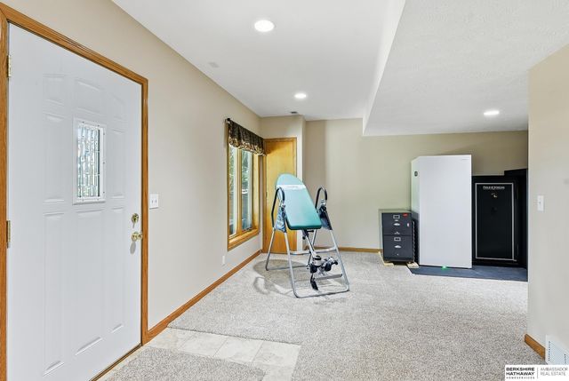 16135 Dewey Avenue, Omaha, NE 68118