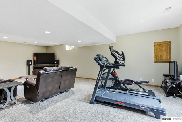 16135 Dewey Avenue, Omaha, NE 68118