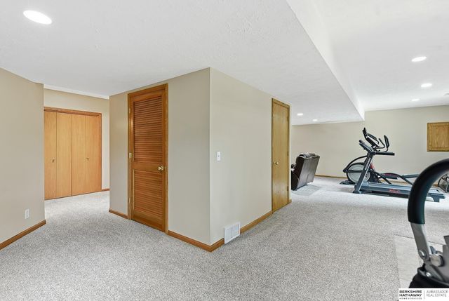 16135 Dewey Avenue, Omaha, NE 68118