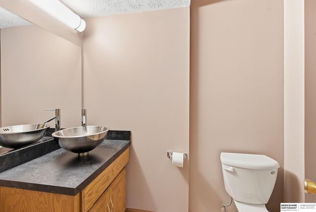 16135 Dewey Avenue, Omaha, NE 68118