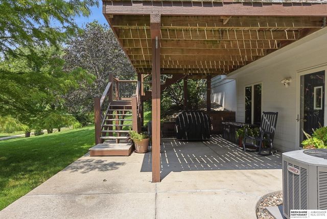 16135 Dewey Avenue, Omaha, NE 68118