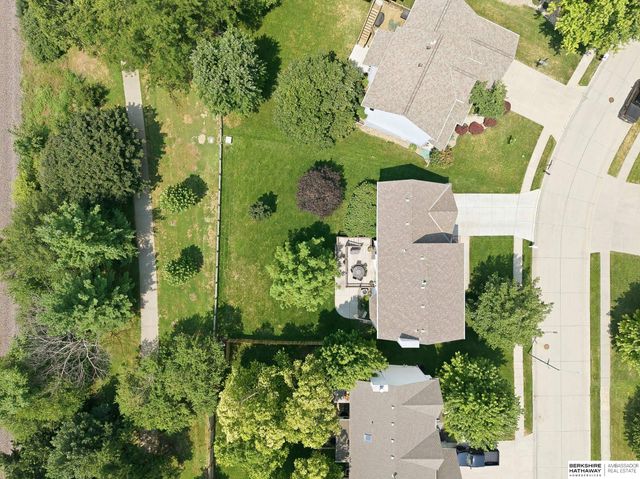 16135 Dewey Avenue, Omaha, NE 68118