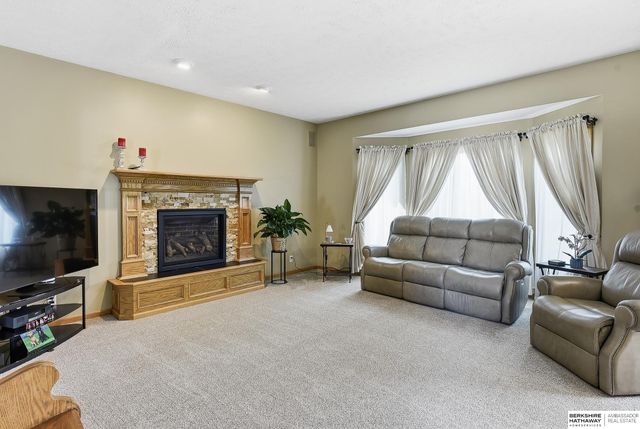 16135 Dewey Avenue, Omaha, NE 68118