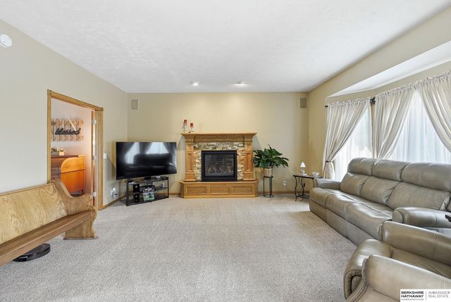 16135 Dewey Avenue, Omaha, NE 68118