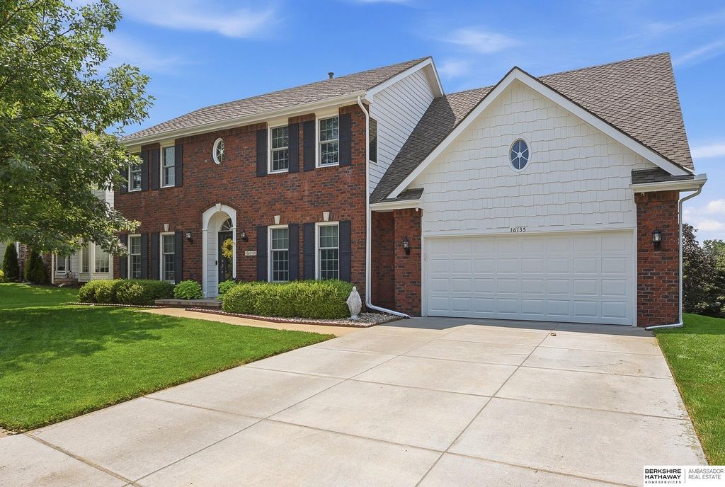 16135 Dewey Avenue, Omaha, NE 68118