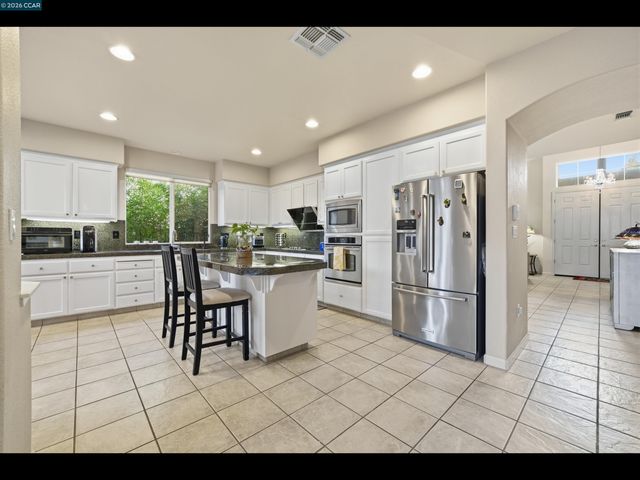 835 Meadow View Dr, Richmond, CA 94806
