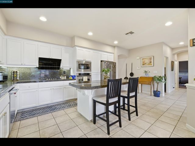 835 Meadow View Dr, Richmond, CA 94806
