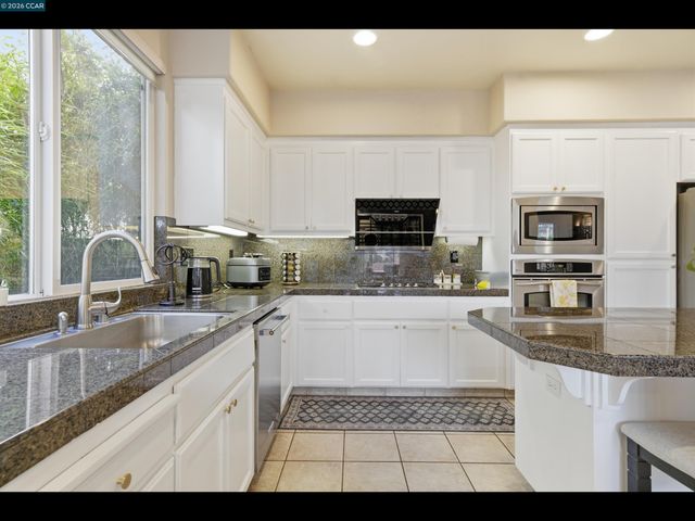 835 Meadow View Dr, Richmond, CA 94806
