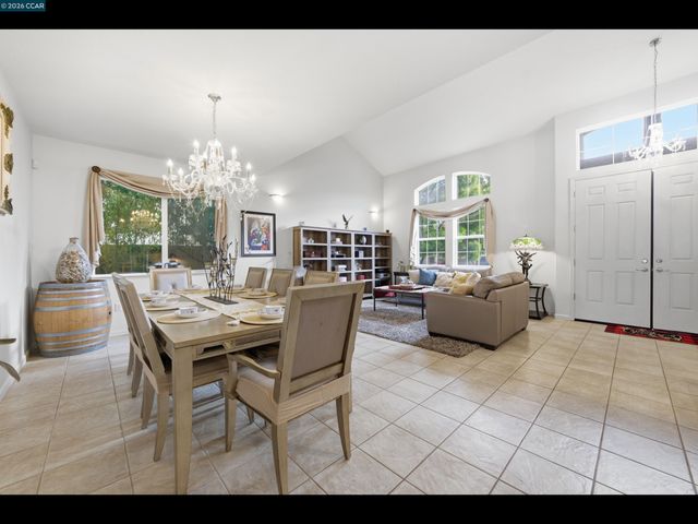 835 Meadow View Dr, Richmond, CA 94806