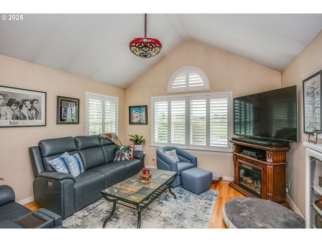 35364 SEARLS Ln, Astoria, OR 97103