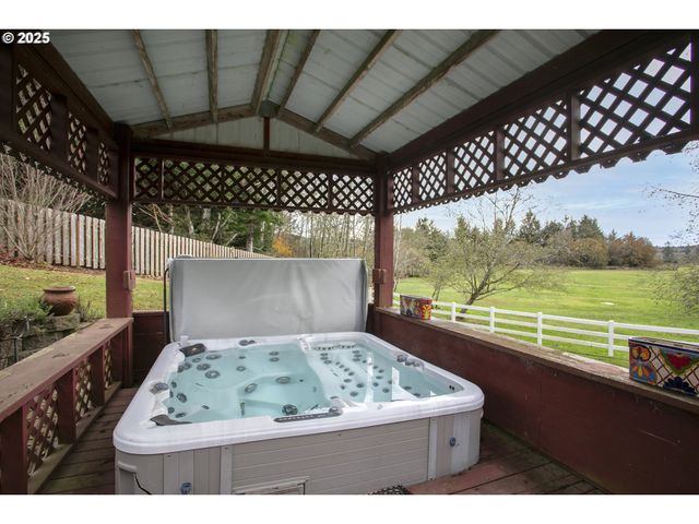 35364 SEARLS Ln, Astoria, OR 97103